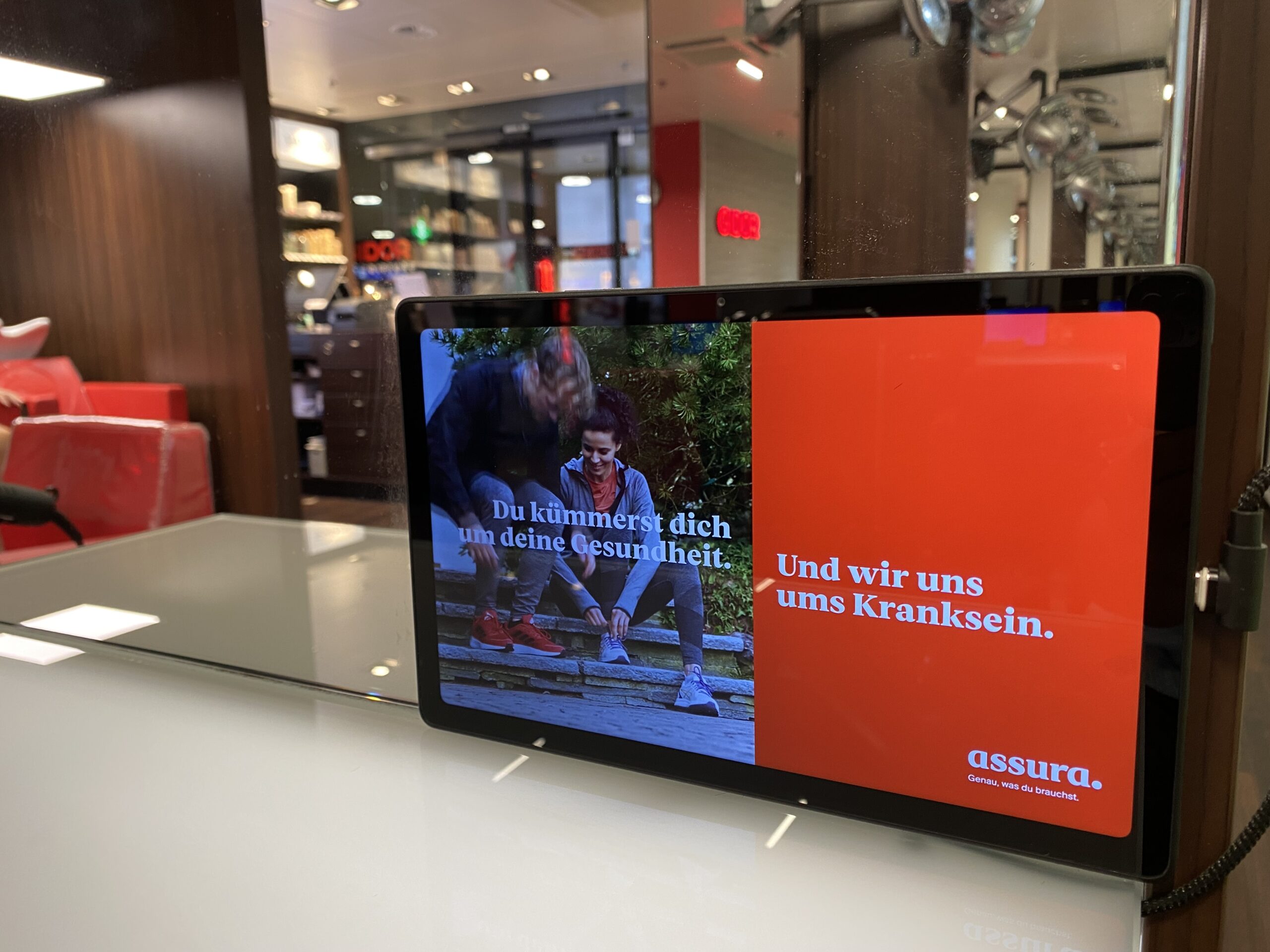 Screen im Coiffeursalon, Umfeld Mode und Sport