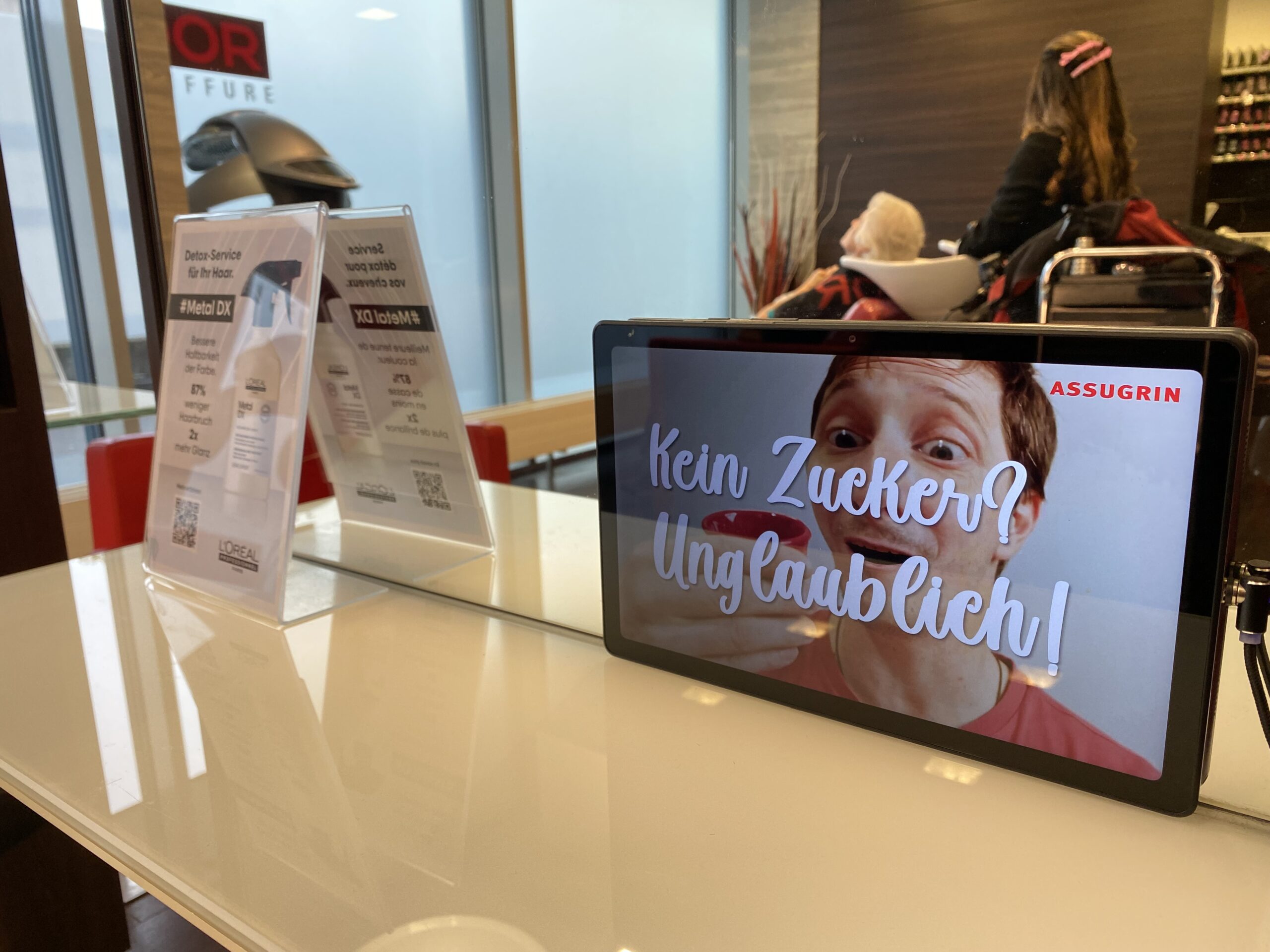 Coiffeursalon, Screen neben dem Spiegel