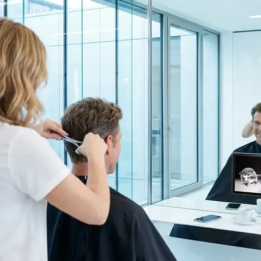 Coiffeursalon, auf dem Screen die Kampagne der CSS Versicherung