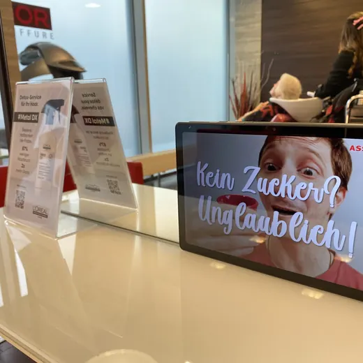 Screen im Coiffeursalon, Umfeld Verkehrsbetriebe