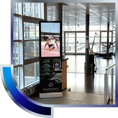 Fitnessstudio, Screen an der Wand