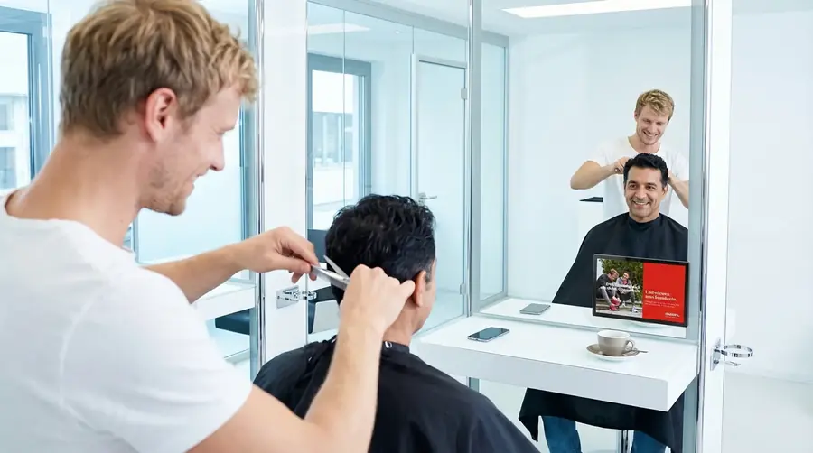 Werbung eines smadooh-Kunden auf dem Screen im Coiffeursalon
