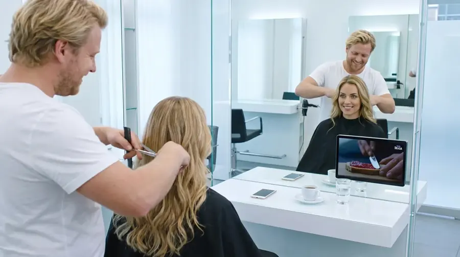 Screen im Coiffeursalon, Kampagne aus der Branche Nahrungsmittel