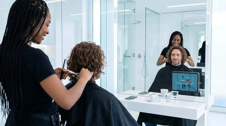 Screen im Coiffeursalon, Kampagne aus der Branche Pharma und Gesundheit