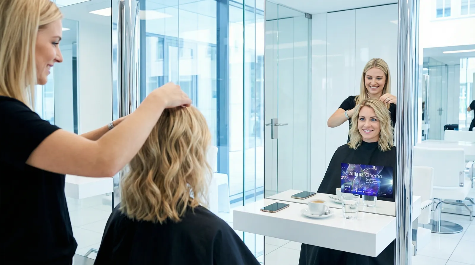 Frau, 30 im Coiffeursalon, auf dem Screen die Werbung von Allianz Clear
