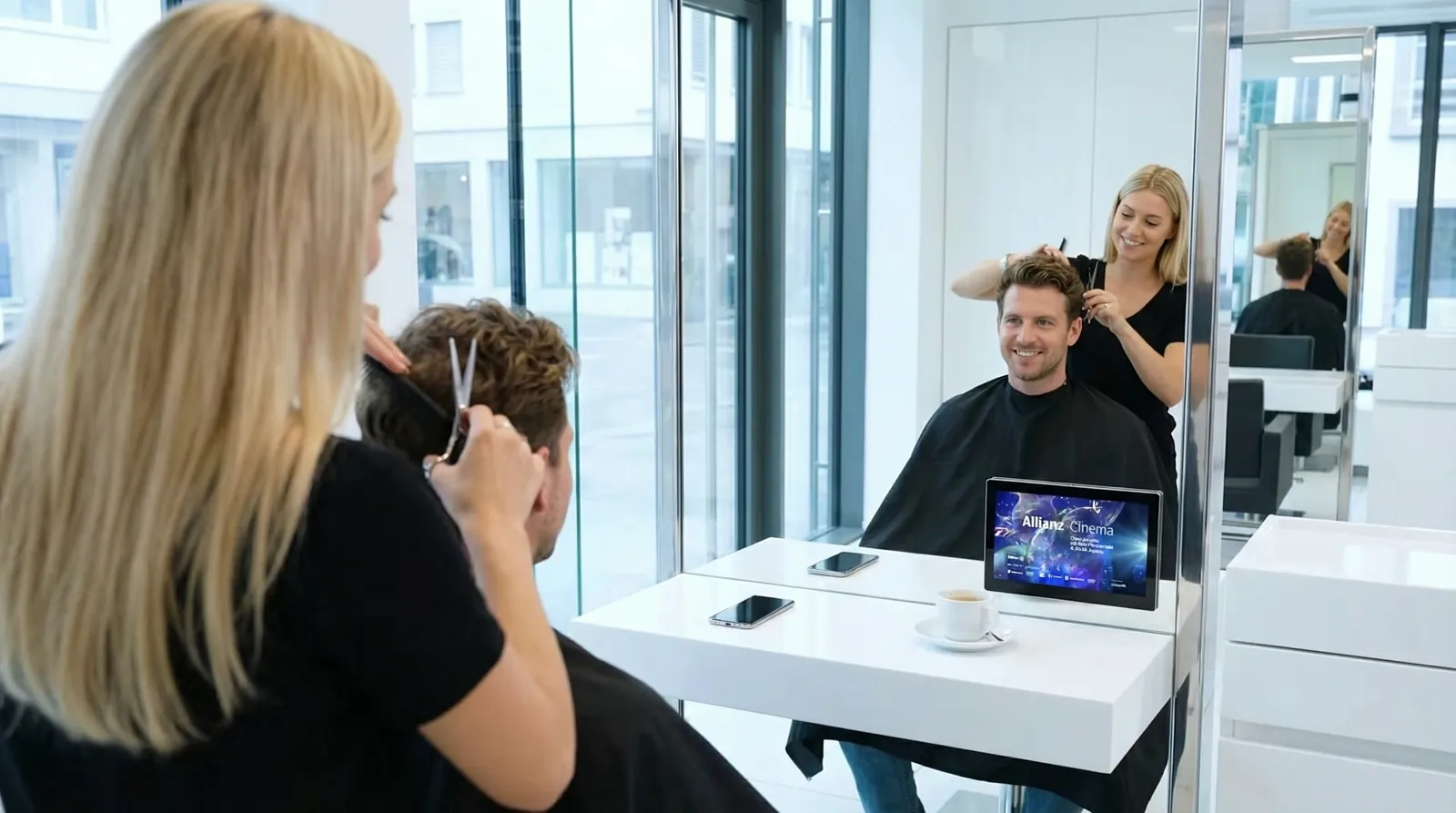 Mann, 30 im Coiffeursalon, auf dem Screen der Spot von Allianz Clear