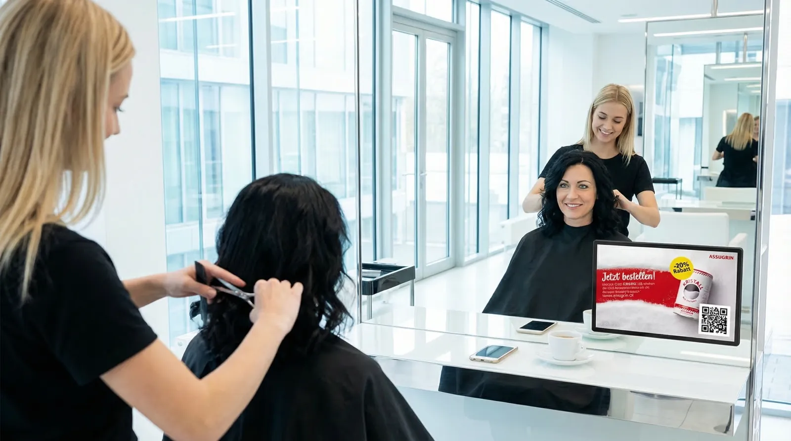 Frau, 40 im Coiffeursalon, auf dem Screen der Spot von Assugrin