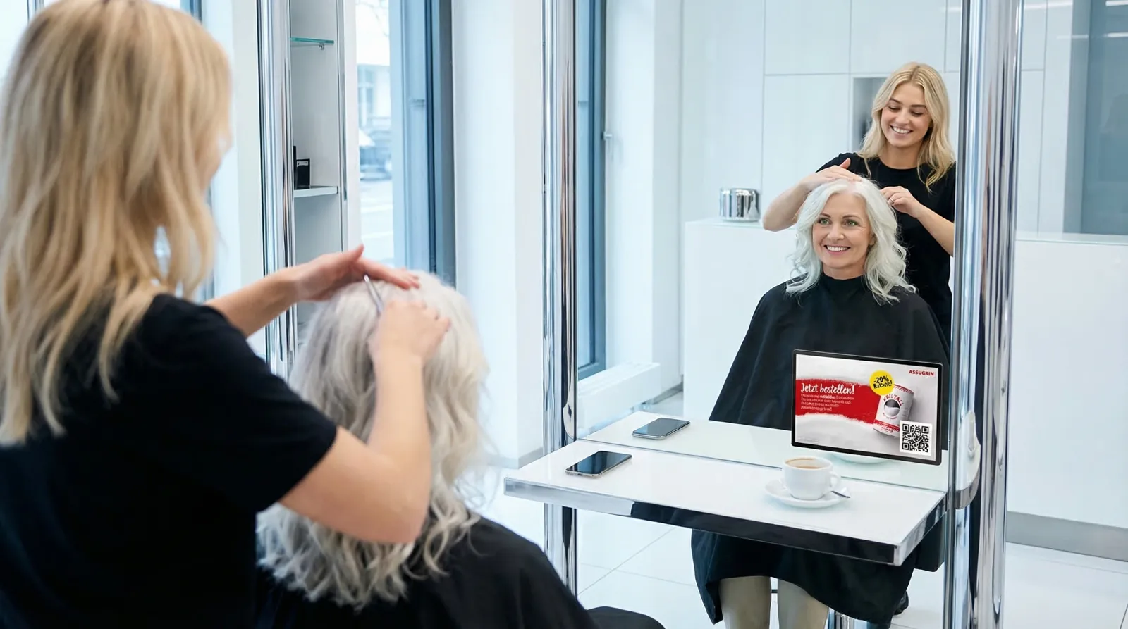 Frau, 50 im Coiffeursalon, auf dem Screen der Spot von Assugrin
