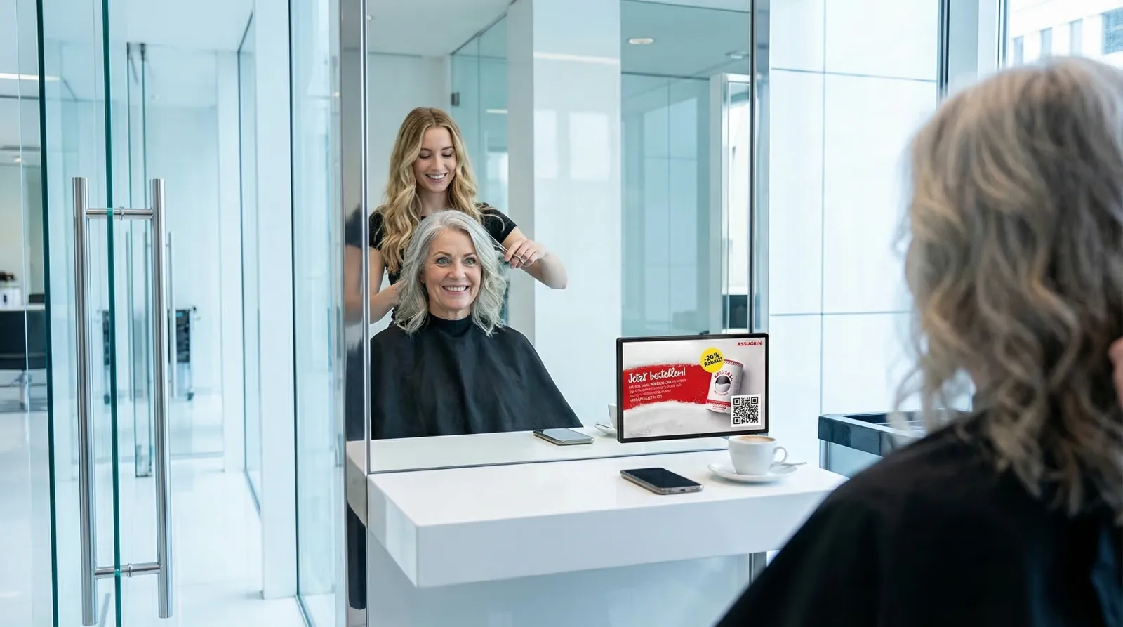 Frau, 60 im Coiffeursalon, auf dem Screen der Spot von Assugrin