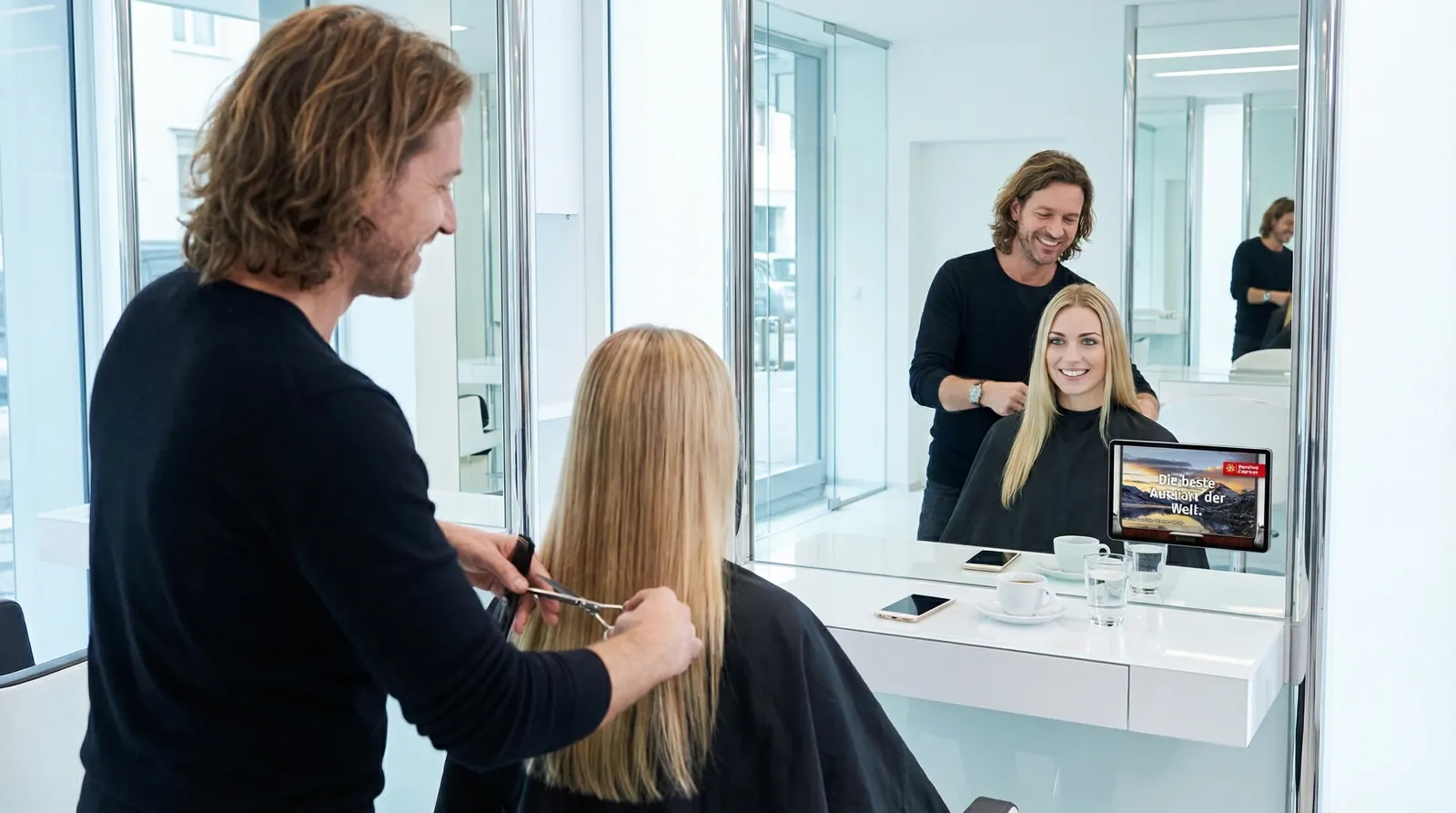 Frau, 20 im Coiffeursalon, auf dem Screen die Werbung von Berina Express