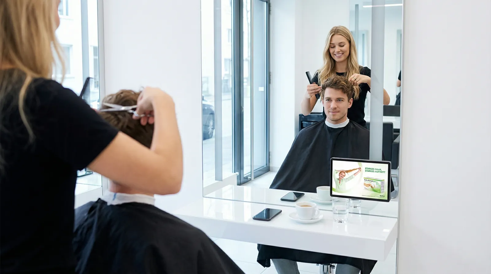Mann, 20 im Coiffeursalon, auf dem Screen der Spot von Biotin-Biomed