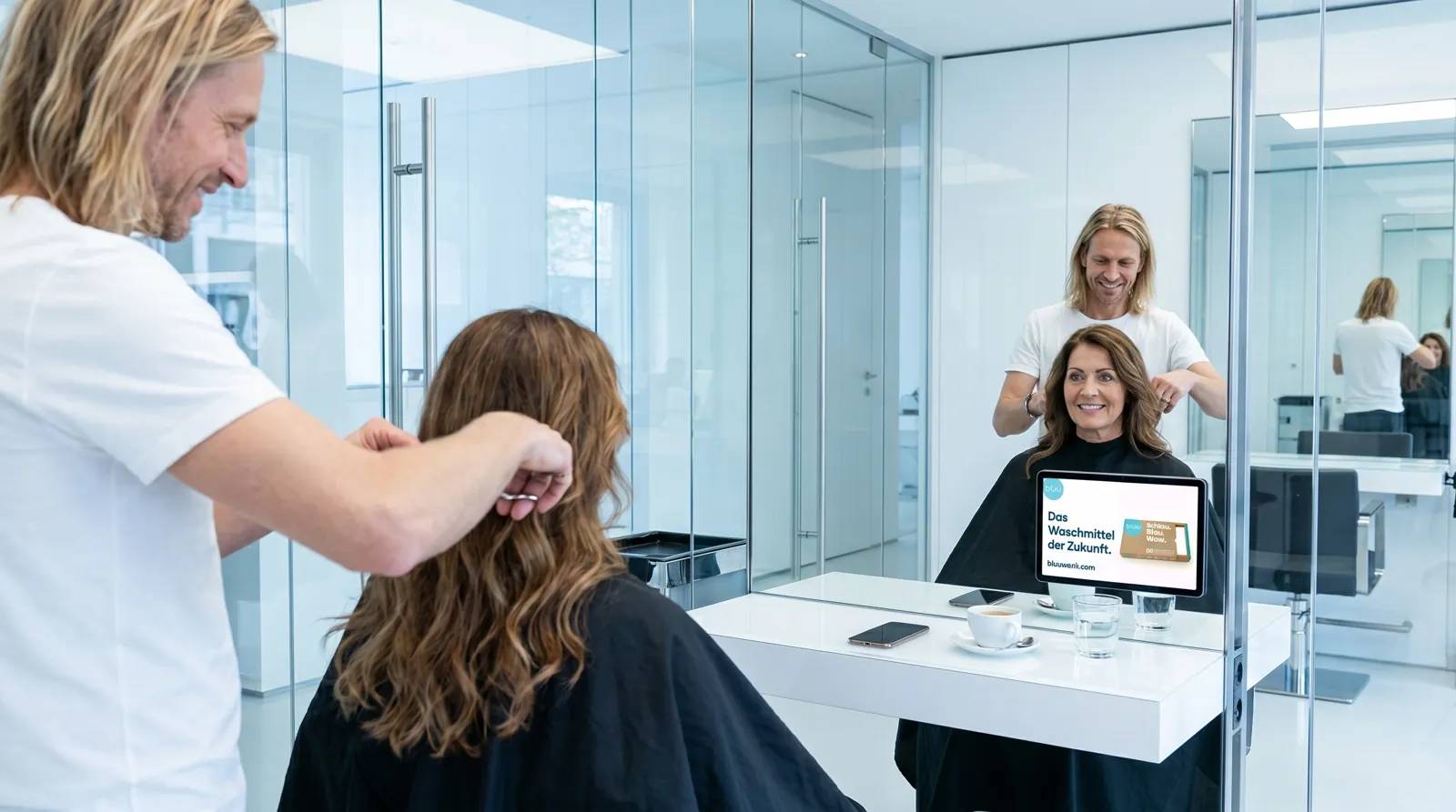Frau, 60 im Coiffeursalon, auf dem Screen der Spot von bluu