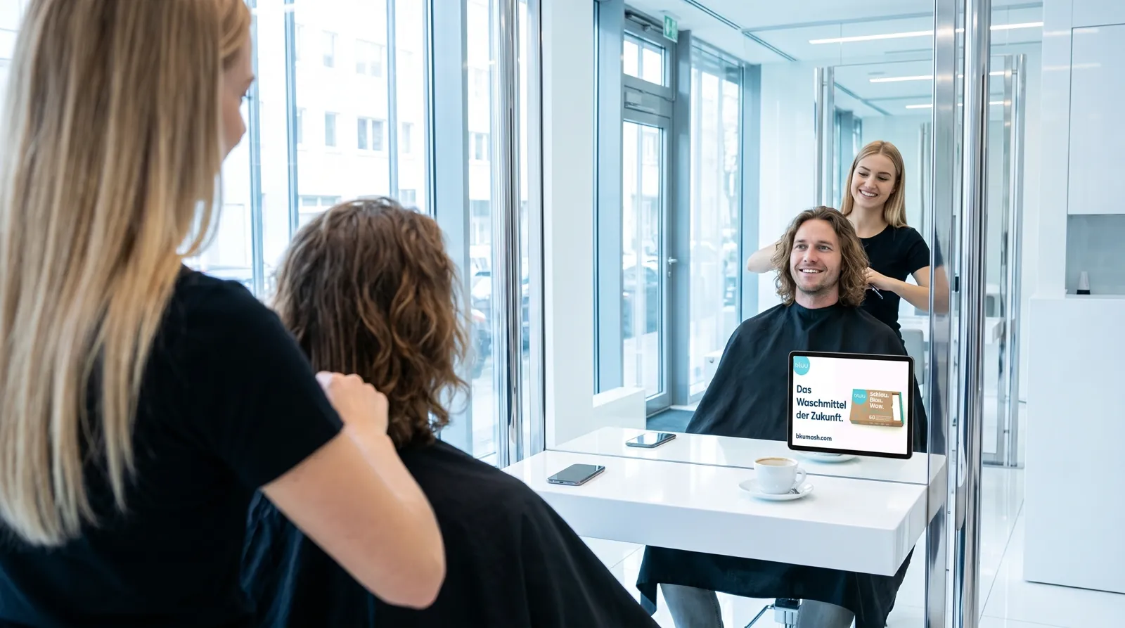 Mann, 30 im Coiffeursalon, auf dem Screen der Spot von bluu