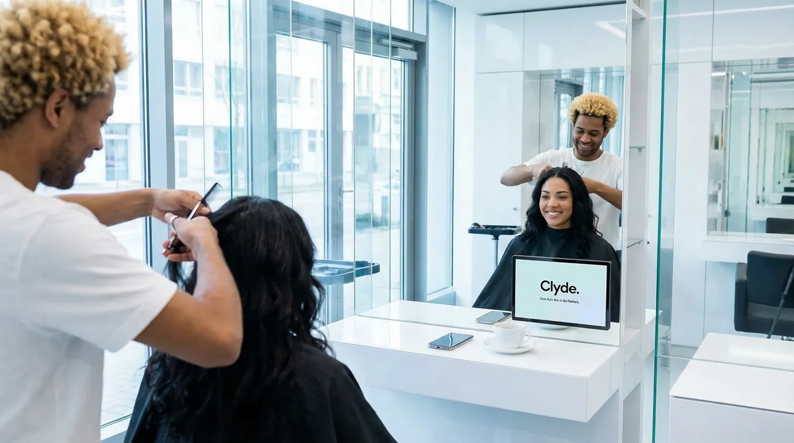 Frau, 20 im Coiffeursalon, auf dem Screen der Spot von Clyde