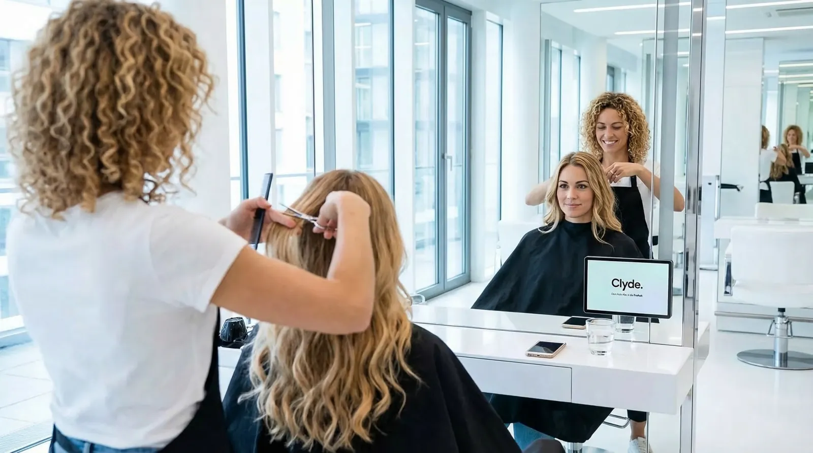 Frau, 30 im Coiffeursalon, auf dem Screen der Spot von Clyde