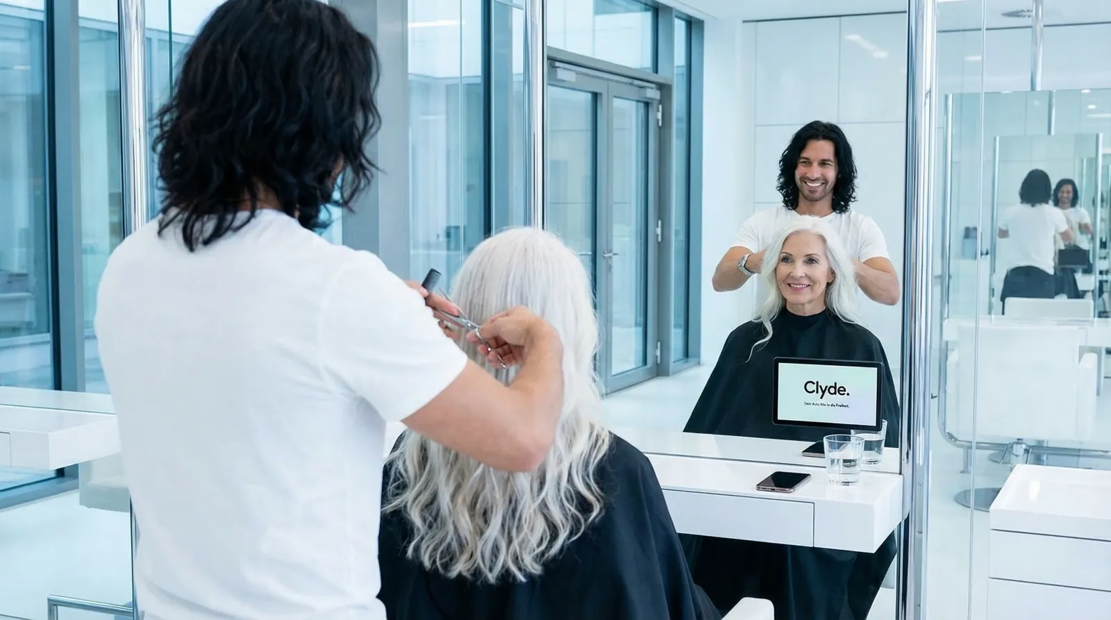 Frau, 50 im Coiffeursalon, auf dem Screen der Spot von Clyde