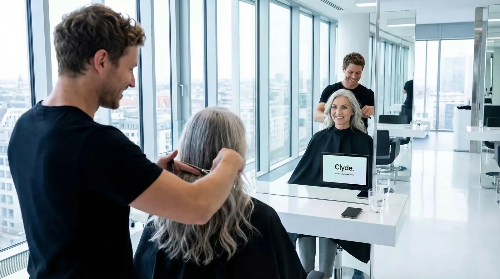 Frau, 60 im Coiffeursalon, auf dem Screen der Spot von Clyde