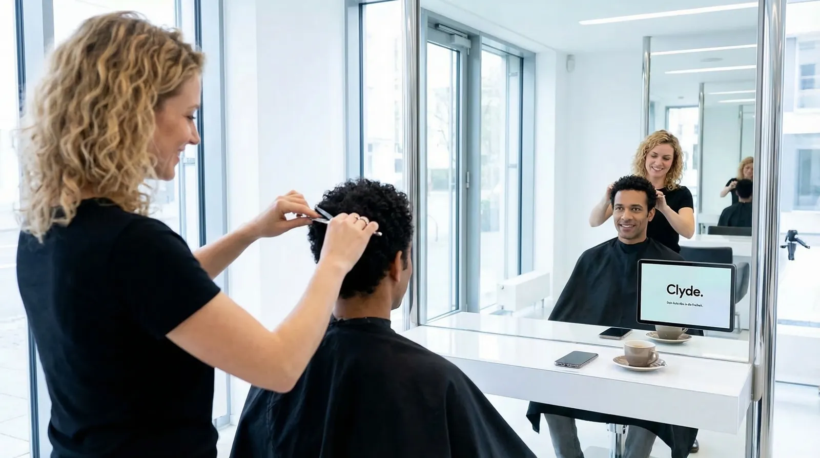 Mann, 40 im Coiffeursalon, auf dem Screen der Spot von Clyde