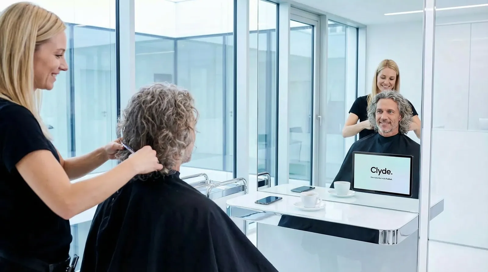 Mann, 50 im Coiffeursalon, auf dem Screen der Spot von Clyde