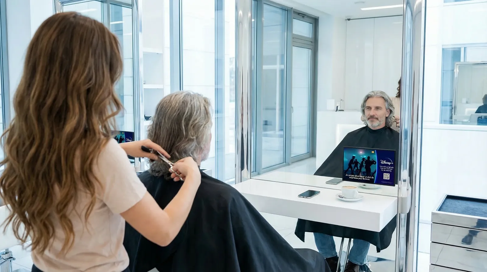 Mann, 50 im Coiffeursalon, auf dem Screen der Spot von Disney