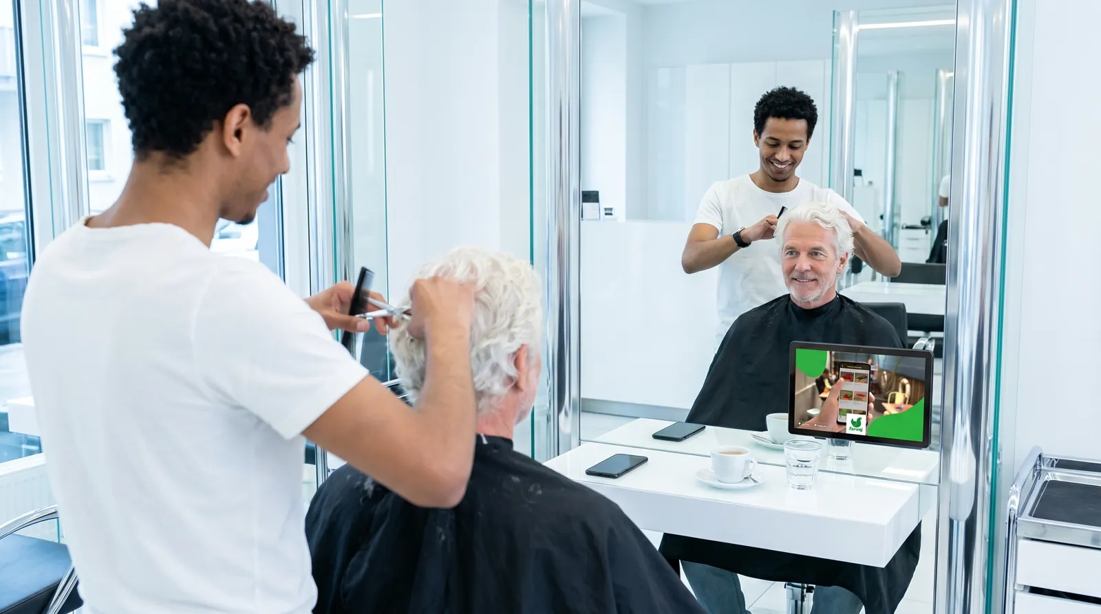 Mann, 60 im Coiffeursalon, auf dem Screen der Spot von Farmy