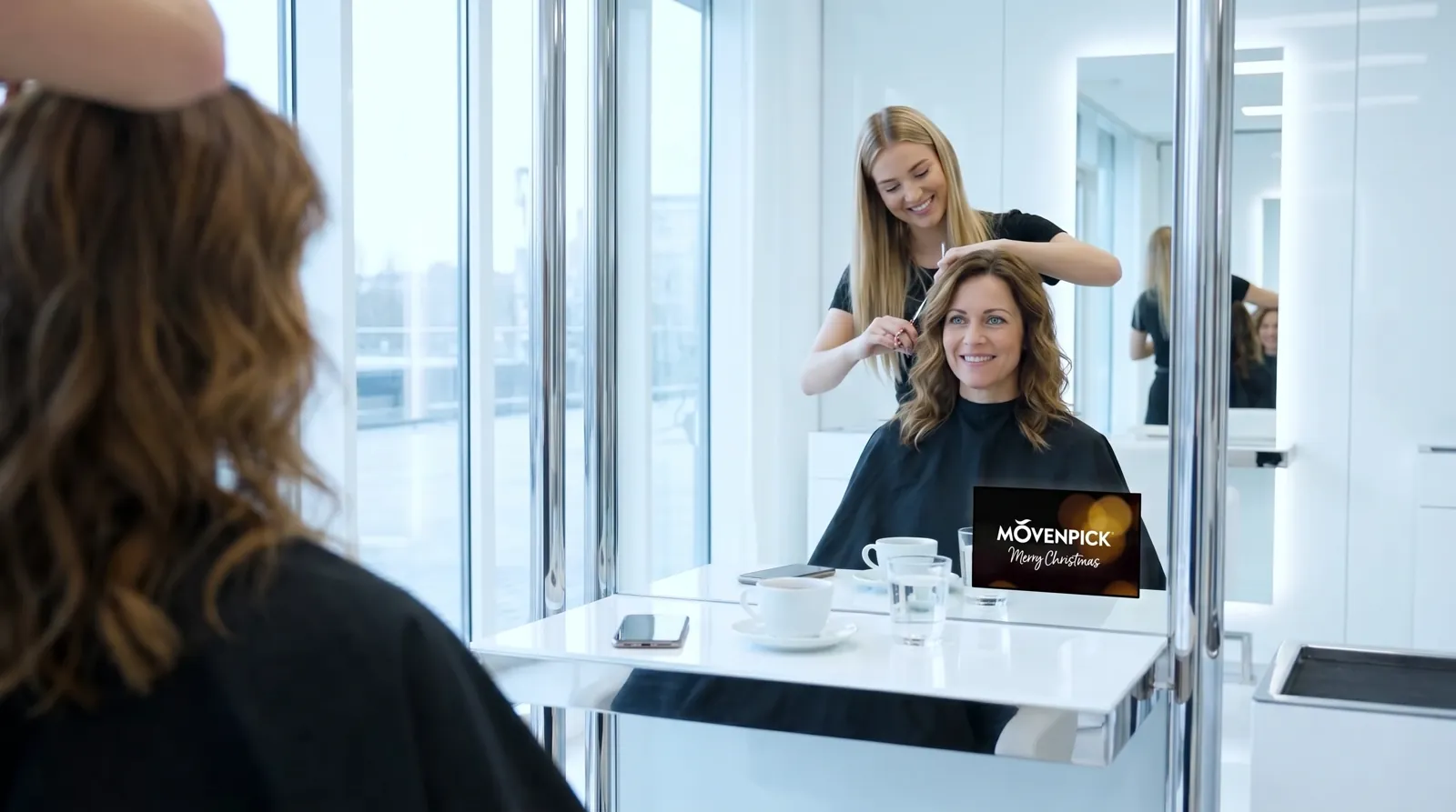 Frau, 40 im Coiffeursalon, auf dem Screen der Spot von Froneri / Mövenpick