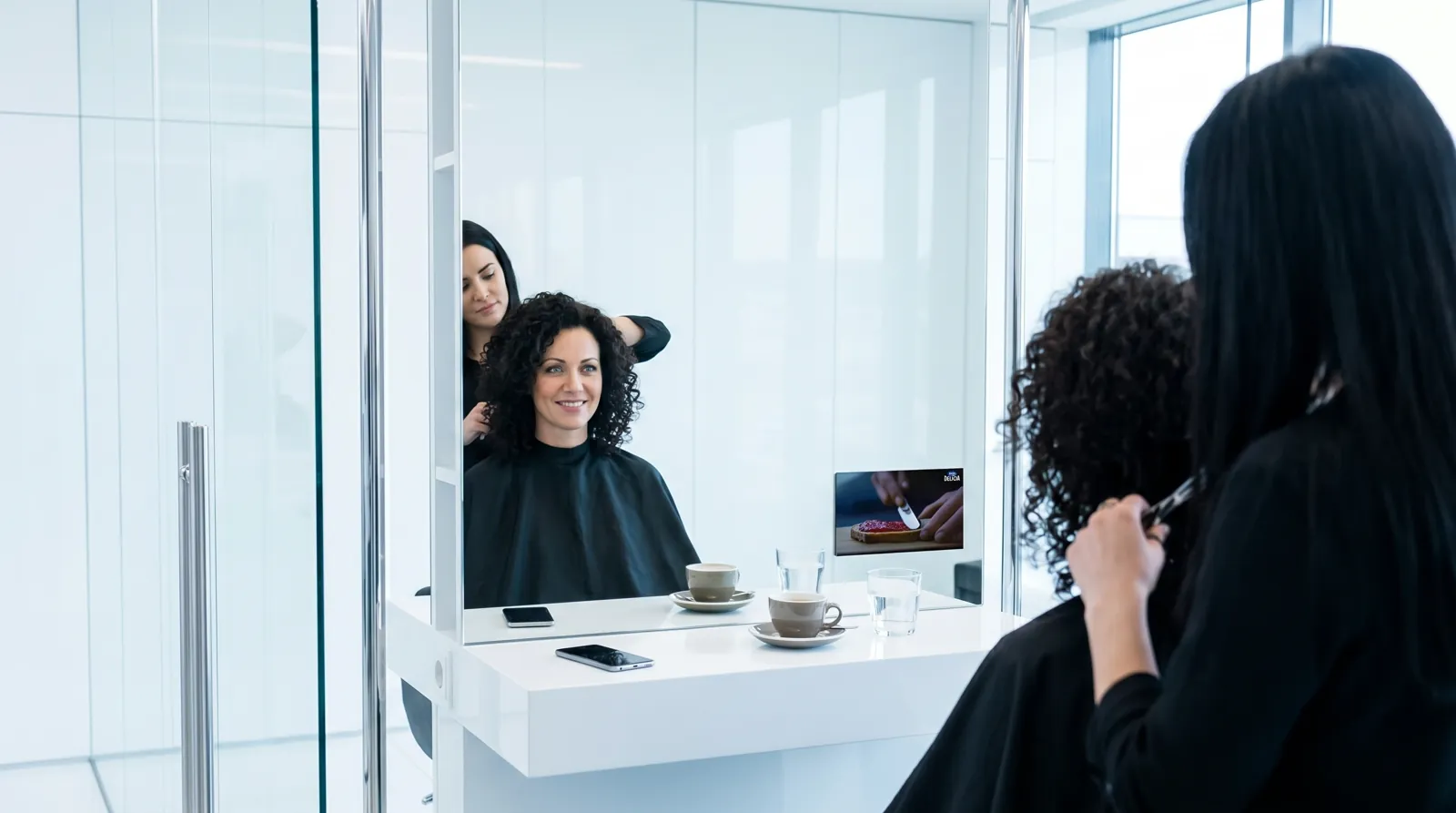 Frau, 30 im Coiffeursalon, auf dem Screen der Spot von Hero