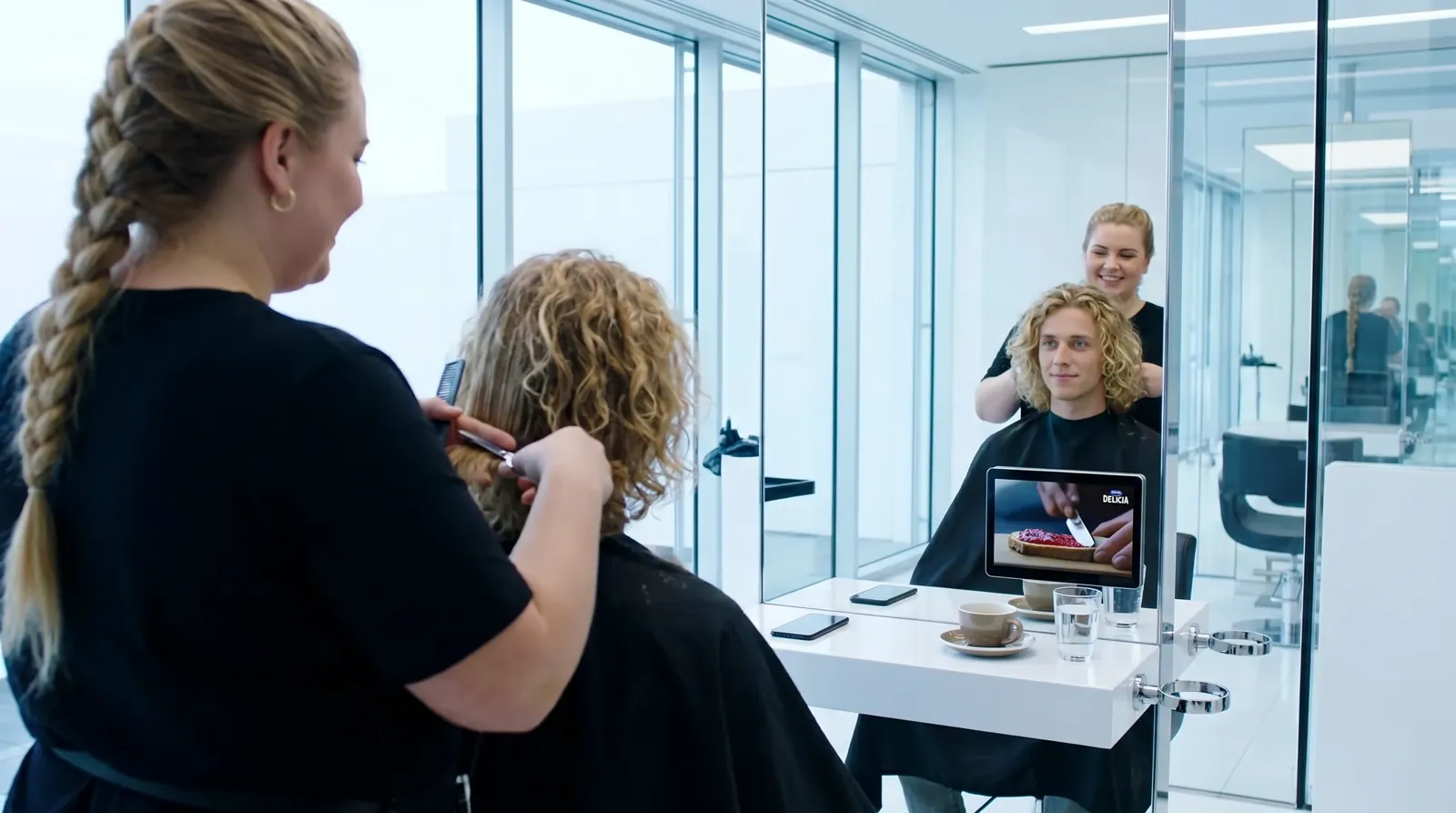 Mann, 20 im Coiffeursalon, auf dem Screen der Spot von Hero