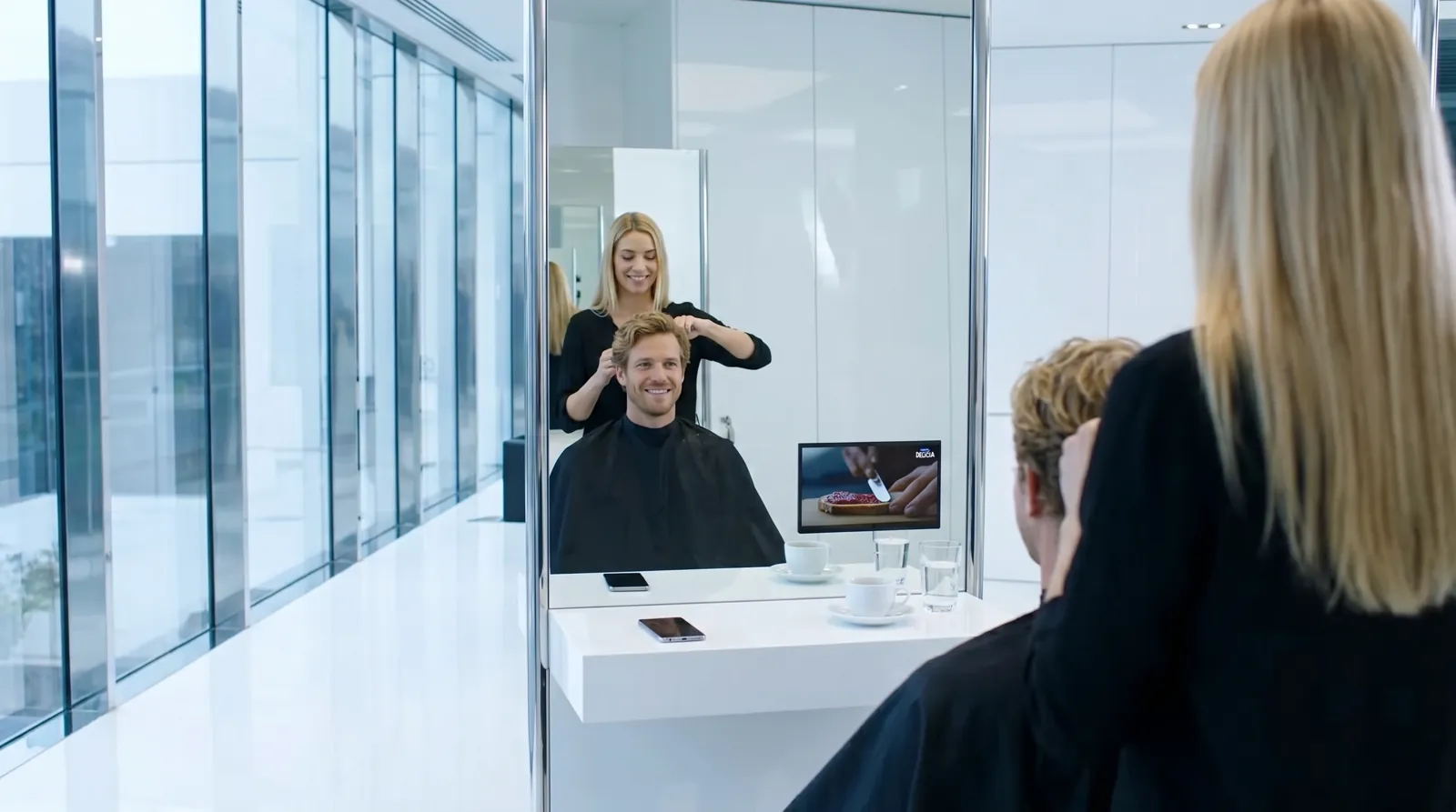Mann, 30 im Coiffeursalon, auf dem Screen der Spot von Hero