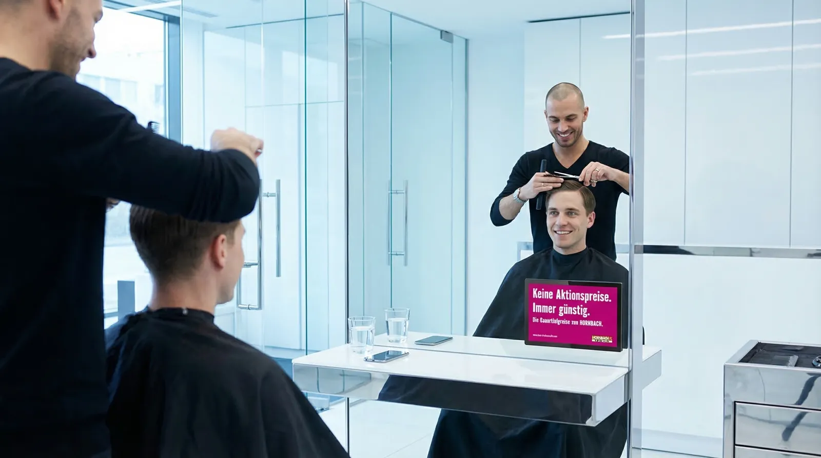 Mann, 20 im Coiffeursalon, auf dem Screen der Spot von Hornbach