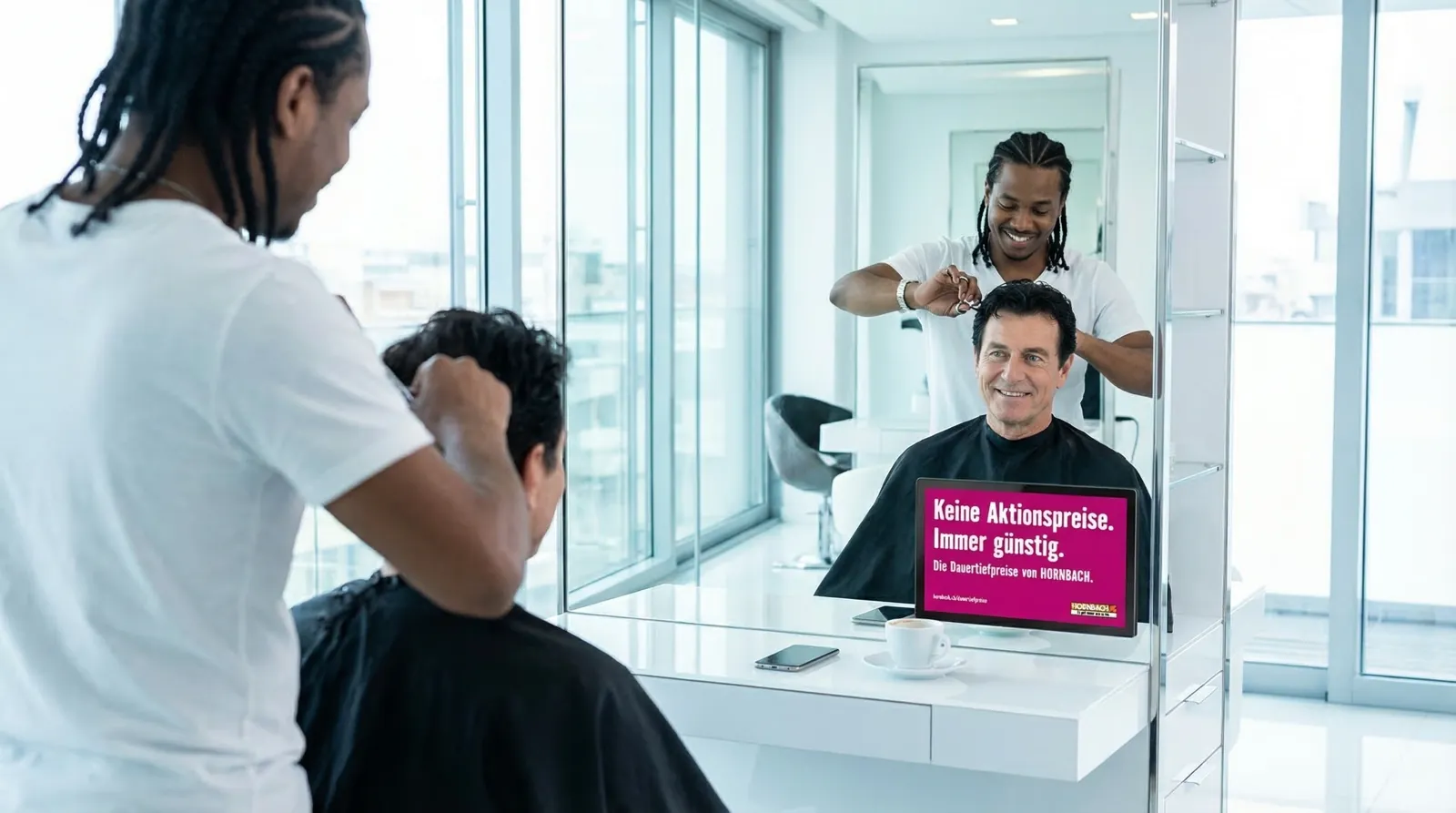 Mann, 60 im Coiffeursalon, auf dem Screen der Spot von Hornbach
