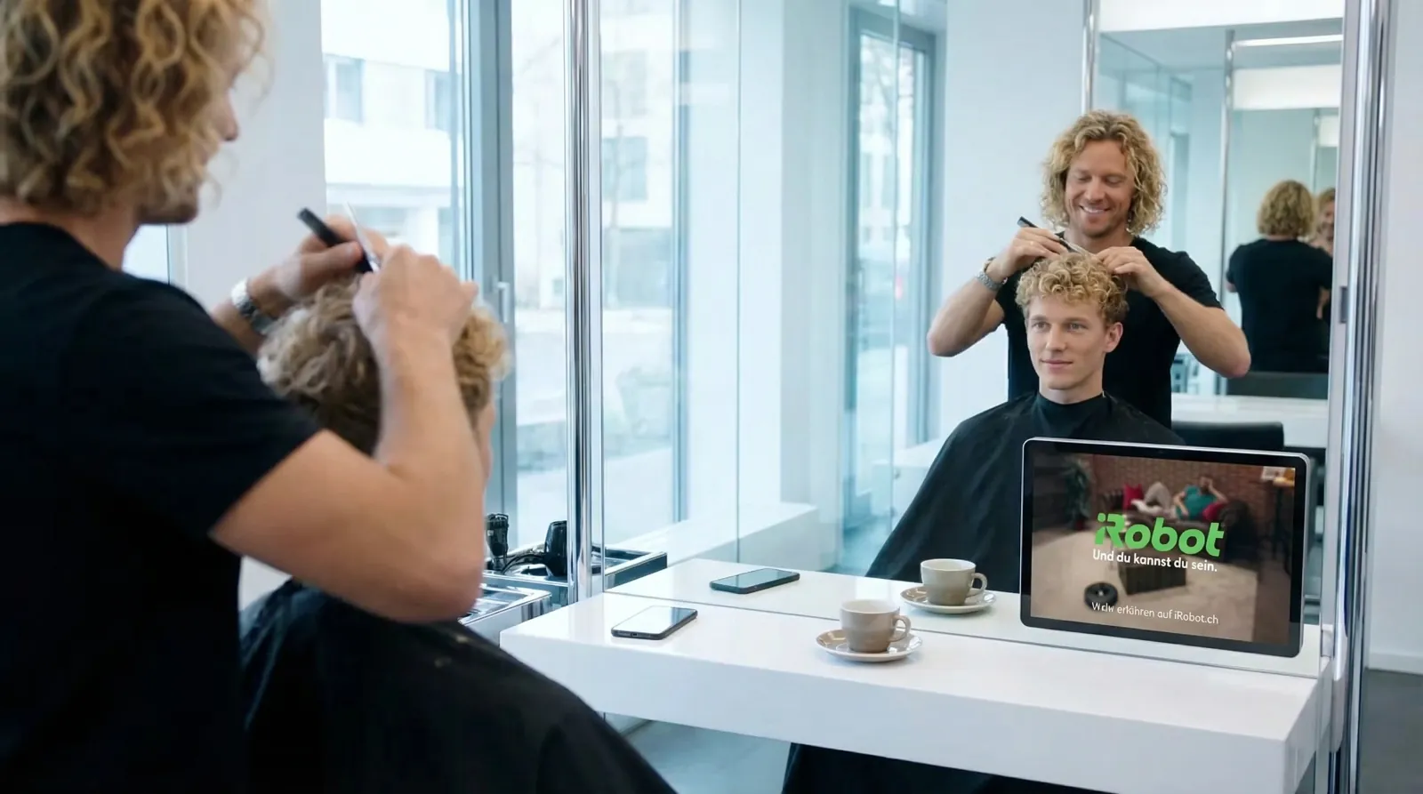 Frau, 20 im Coiffeursalon, auf dem Screen der Spot von iRobot