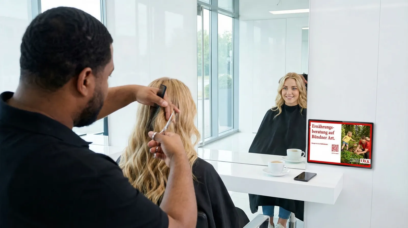 Frau, 20 im Salon und im Studio, auf dem Screen die Werbung von ÖKK