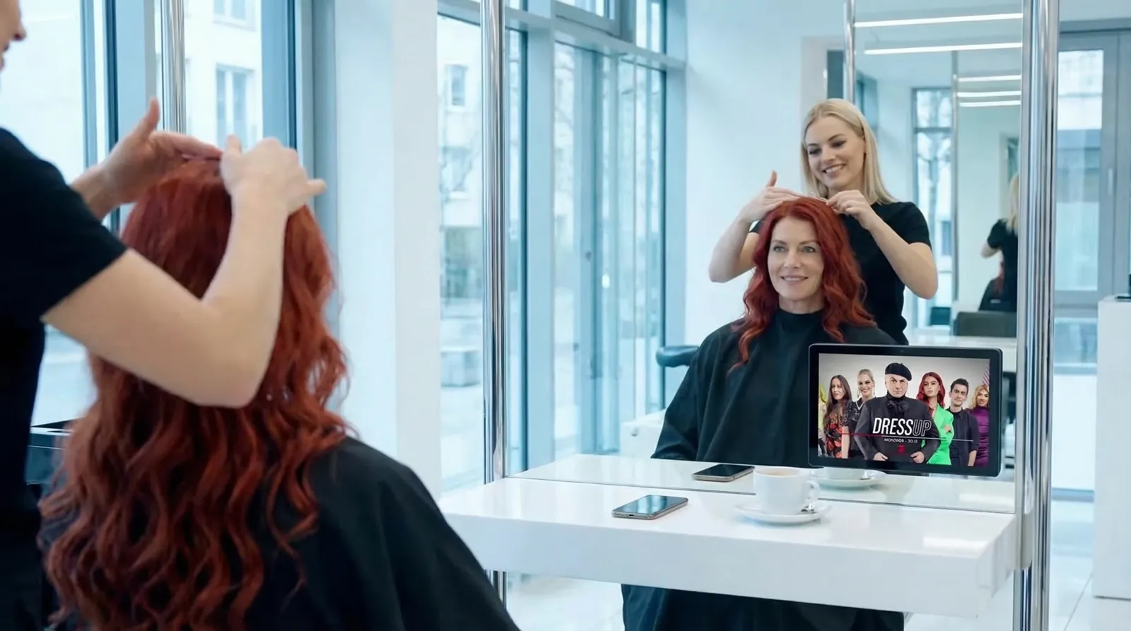 Frau, 50 im Coiffeursalon, auf dem Screen die Werbung von PRO7