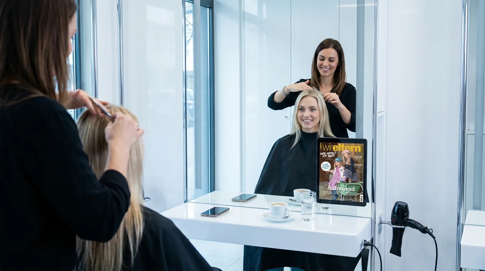 Frau, 20 im Coiffeursalon, auf dem Screen die Werbung von Wir Eltern