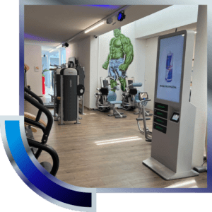Fitnessstudio mit digitalen DOOH-Werbescreen und Hulk-Graffiti – Fitness DOOH Werbung
