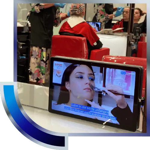 Tablet mit DOOH-Werbung im Friseursalon – digitale Kampagne am Point of Sale