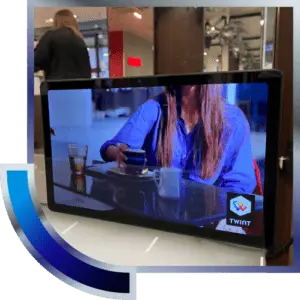 Friseur DOOH Tablet mit digitaler Werbeanzeige im modernen Salon